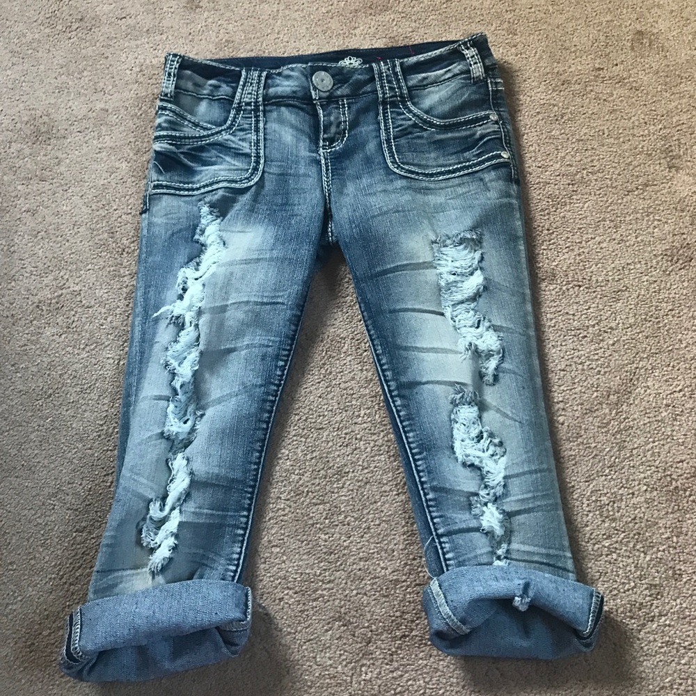 Stretchy cropped jeans with rips